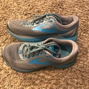 Brooks Women's Ghost 10 Running Shoes.